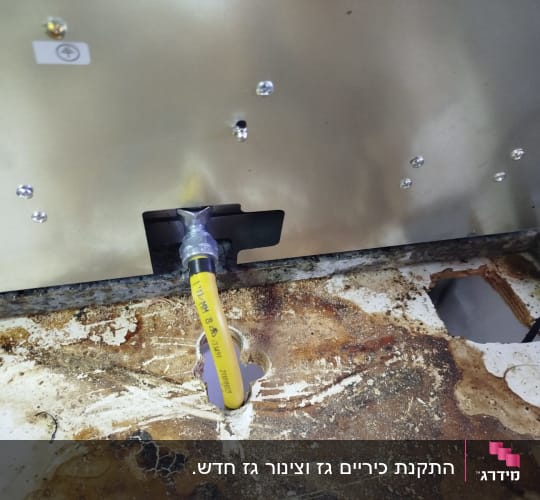צינור גז צהוב מחובר למכשיר מתכת